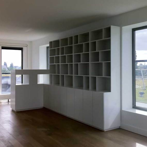 Witte kastcombinatie met werktafel