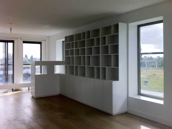 Witte kastcombinatie met werktafel