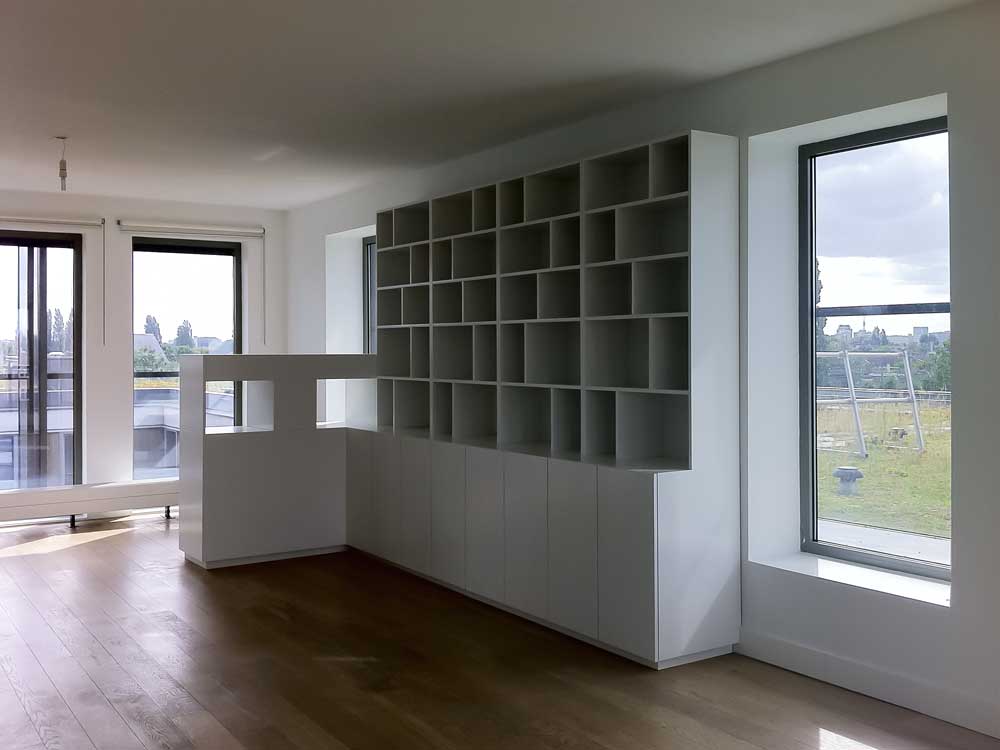 Witte kastcombinatie met werktafel