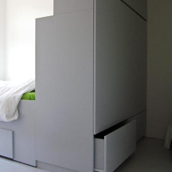 Bed met roomdivider (met kastruimte)