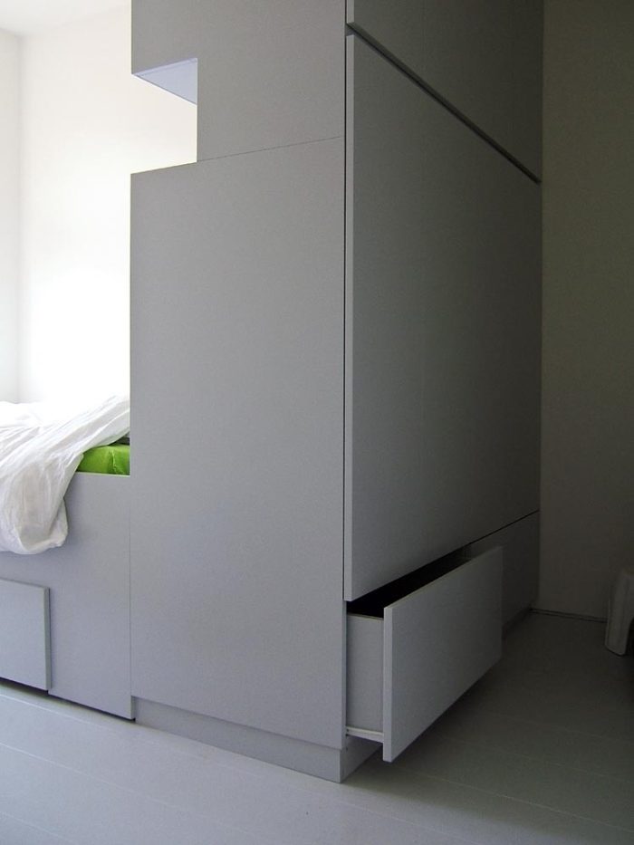 Bed met roomdivider (met kastruimte)