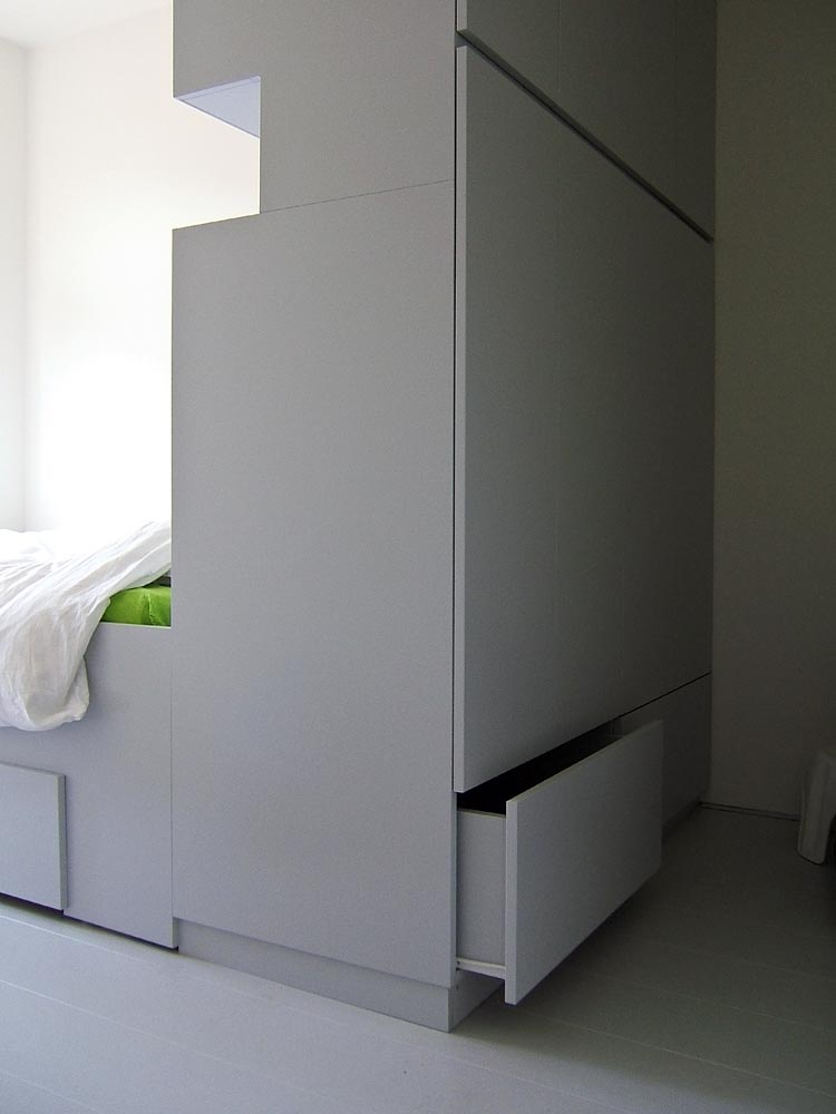 Bed met roomdivider (met kastruimte)